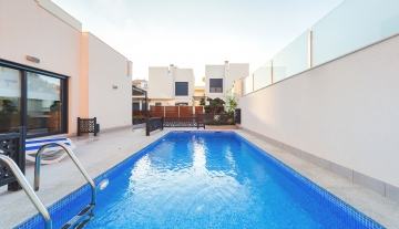 Villa with private pool in Aguas Nuevas, Torrevieja